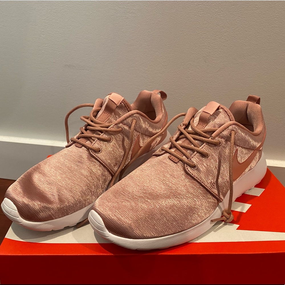 NIKE Rose gold Roshe Sneaker